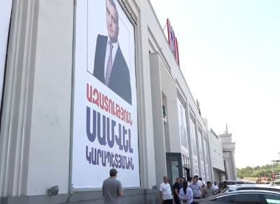 «Դալմա մոլից» հանում են Սամվել Կարապետյանի լուսանկարով պաստառը (ուղիղ)