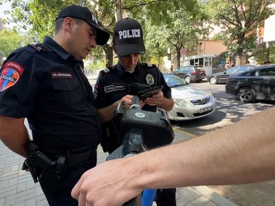Քաղաքացուն ԱԺ-ի մոտ 7000 դրամ տուգանեցին առանց սաղավարտի ինքնագլորով երթևեկելու համար