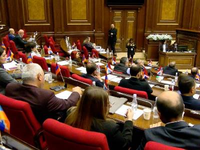 Armenia legislature passes, in first reading, bill to fine those who use Yerevan public transport without paying