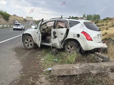 Կոտայքի մարզում «Nissan Murano»-ն բախվել է երկաթե արգելապատնեշներին, կոտրել դրանք և հայտնվել ձորի եզրին. shamshyan.com