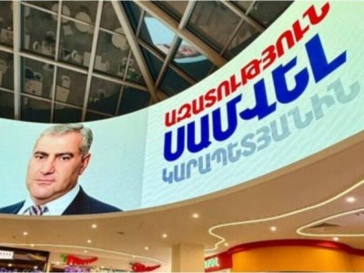 «Դալմա մոլի» ներսում Սամվել Կարապետյանի լուսանկարով պաստառ են բարձրացրել