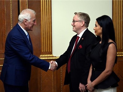 Նախագահ Վահագն Խաչատուրյանն ընդունել է Հայաստանում Կանադայի դեսպան Էնդրյու Թըրներին