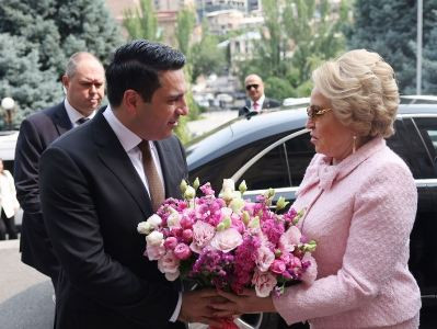 Factor.am: Валентина Матвиенко подарила Алену Симоняну эксклюзивную кофейную чашечку и блюдце