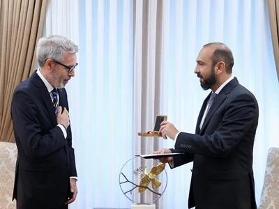 Արարատ Միրզոյանը ՀՀ-ում առաքելությունն ավարտող Շվեդիայի դեսպանին պարգևատրել է ԱԳՆ պատվո մեդալով