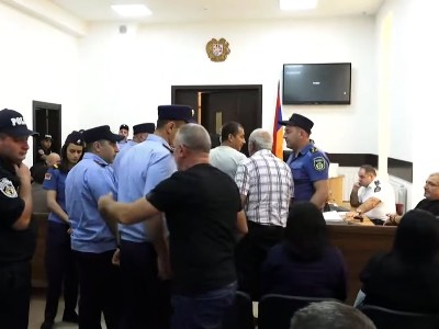 «Ժամանակ չունե՞ք հարցերը լսելու». Լարված իրավիճակ՝ Ազատի կացարանի հրդեհի գործով դատական նիստին