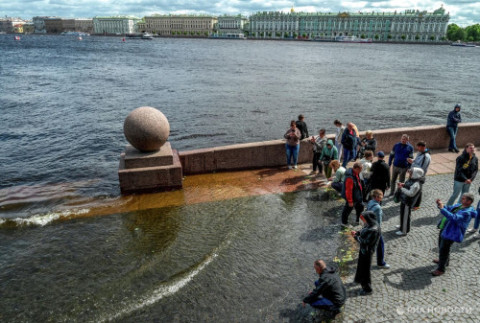 В Санкт-Петербурге от последствий непогоды пострадали пять человек: повреждены 8 автомобилей