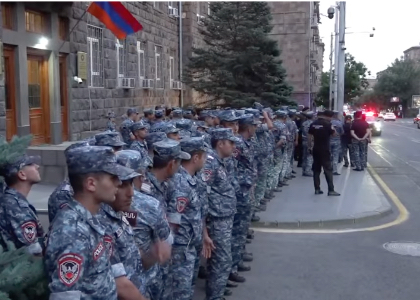 Երթը հասավ ԱԱԾ. այստեղ մի քանի շարքով ոստիկաններ են կանգնած (ուղիղ)