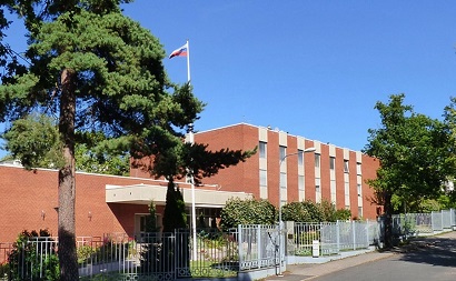 На торговое представительство России сбросили уже второй за полмесяца пакет с краской