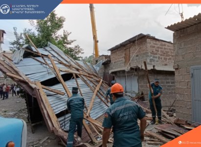Երեւանում, Արմավիրում եւ Վայոց ձորում ուժեղ քամու հետեւանքով ծառեր են տապալվել, սյուներ թեքվել