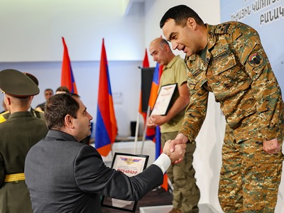 Պապիկյանը պարգեւատրել է Բանակային խաղերի մրցանակակիրներին