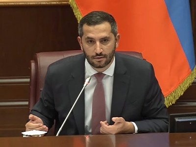 Աբաջյանի կեղծ պապիկի մասով ասեմ՝ եկավ մի մարդ՝ Ռոբերտի նկարը ձեռքին, ասաց՝ պապիկն է, անձնագիր ուզե՞ի. Ռուբինյան