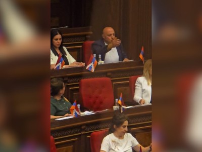 «Հանգստացի, վեր ընկի տեղդ. ստեղ հարցերը մենք ենք տալիս». Ռուբինյանը՝ Արթուր Սարգսյանին. ԱԺ–ում վիճակը լարվեց
