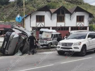 Հաղարծնի խաչմերուկում բախվել են Mitsubishi Outlander-ը, УАЗ-ը և Ford Transit-ը․ վերջինս կողաշրջվել է. կան վիրավորներ