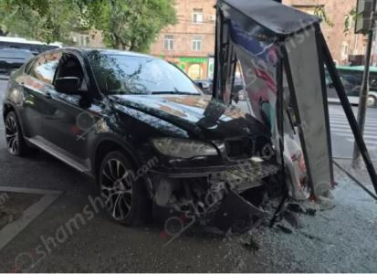 Երևանում անչափահաս տղան BMW-ով բախվել է գովազդային վահանակին և հայտնվել մայթեզրին․ կա տուժած. Shamshyan.com