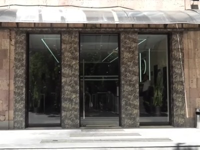 Դիմակավորված անձանց ուղեկցությամբ ՀԷՑ–ի գլխավոր գրասենյակ բերվեց Նարեկ Կարապետյանը