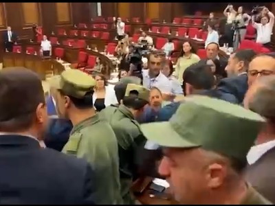ՔՊ–ականը սպառնում է «վիզ պոկել». նոր կադրեր ԱԺ–ի ծեծկռտուքից