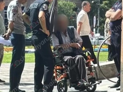 83-ամյա քաղաքացին Երևանի քաղաքապետարանի դիմաց սպшռնում է ինքնահրկիզվել
