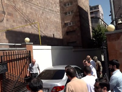 Criminal police leave Electric Networks of Armenia company head office, drive away in vehicles