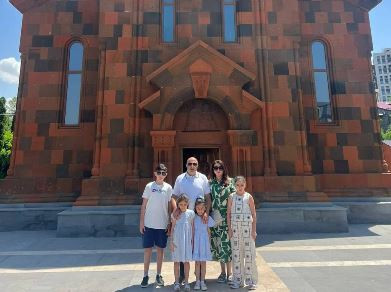 «Կալանքից մեկ ժամ առաջ». Արթուր Սարգսյանն ընտանիքի անդամների հետ լուսանկար է հրապարակել