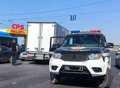 Երևանում բախվել են ՊՆ ռազմական ոստիկանության մեքենան և բեռնատարը (ֆոտո)