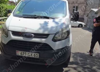 Երևանում Ford Transit-ը շենքի բակում վրաերթի է ենթարկել կին հետիոտնի. բժիշկները պայքարում են վիրավորի կյանքի համար