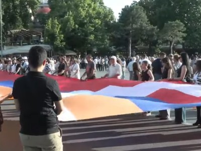 Совет по защите прав арцахцев организовал акцию протеста перед зданием правительства Армении