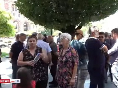 Փոխվարչապետը պիտի իջնի ու պատասխանի մեր հարցերին, պահանջագիր ենք հանձնելու. արցախցի