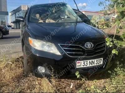 Երևանում «Toyota Camry»–ն դուրս է եկել ճանապարհի երթևեկելի գոտուց և բախվել է բազալտե եզրաքարին. shamshyan.com