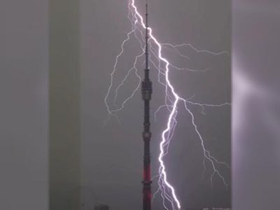 Москву накрыл потоп: в Останкинскую телебашню вновь ударила молния