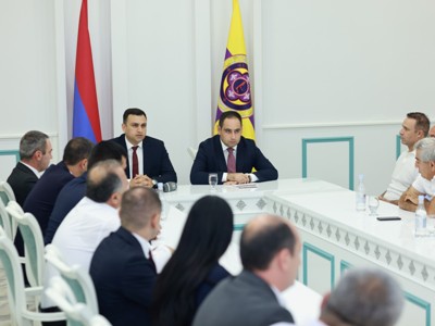 Խուդաթյանը Վաղարշապատի համայնքապետարանի աշխատակազմին է ներկայացրել համայնքի ղեկավարի պաշտոնակատար Արգիշտի Մեխակյանին