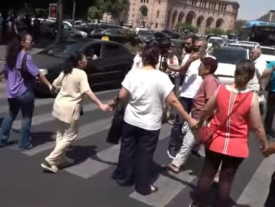 «Ասեղի անցքի չափով խիղճ ունեցիր». Լարված իրավիճակ կառավարության մոտ.  վարդաշենցիները փակեցին փողոցը