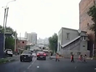 Երեխաներին փողոցով անցկացնող 61-ամյա կինը հրավիրվել է ոստիկանության բաժին