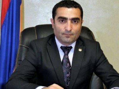 Ռոմանոս Պետրոսյանը աշխատանքային առաջին օրը ուշացումով է ժամանում ՀԷՑ (ուղիղ)