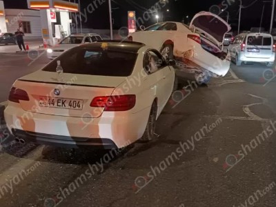 Իսակովի պողոտայում. բախվել են «BMW»-ն և «Toyota»-ն. վերջինս մասամբ հայտնվել է բաժանարար գոտու բետոնե արգելապատնեշի վրա