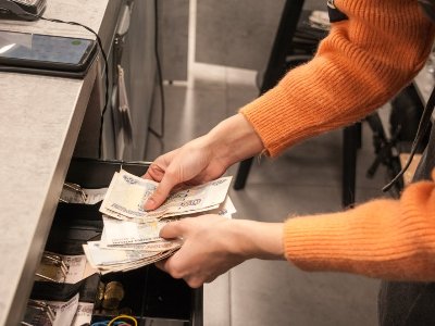 Գանձապահը 2,4 միլիոն ԱՄՆ դոլար է գողացել և ծախսել այն շքեղ կյանքի վրա