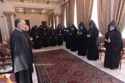 «Իրավունք». Ո՞ր եպիսկոպոսներն են խոստացել հաջողելու դեպքում կանգնել Փաշինյանի կողքին