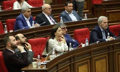 «Հրապարակ». Ասում են՝ կաթողիկոսը դեռ հույս ունի «լեզու գտնել» Փաշինյանի հետ եւ անգամ դրա համար միջնորդներ է մեջ գցում