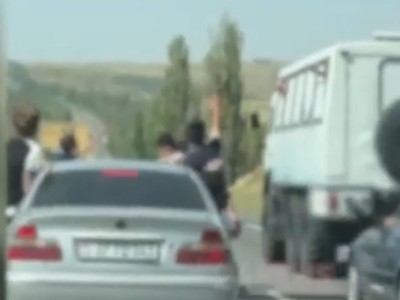 Մեքենաները խոչընդոտում էին նորակոչիկներին տեղափոխող մեքենայի երթևեկը. վարորդները հայտնաբերվել են