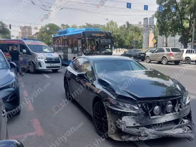 Քաղաքապետարանի մոտ բախվել են «Lexus»-ը և շտապօգնության մեքենան. վերջինս մեկնում էր կանչի վայր