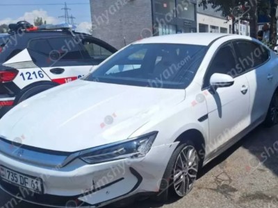 15-ամյա վարորդը «BYD»–ով հայտնվել է հետիոտնի համար նախատեսված մայթին և բախվել նստարանին․ կա 2 տուժած