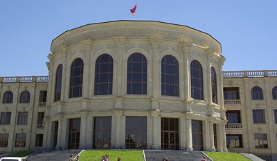 «Տեխնիկական խոտանի հետևանք է». Գյումրու քաղաքապետարանը պարզաբանել է շատրվաններից հնչող «Доля воровская» երգը