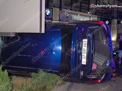 «Mini Cooper»-ը «Եվրոմոթորս»-ի մոտ հարվածել է կայանված «Nissan»-ին․ վերջինս կողաշրջվել է, հայտնվել կանաչ գազոնում