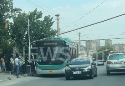 Հաղթանակ թաղամասում 53 երթուղու ավտոբուսը հարվածել է գազի խողովակին. վերջինս ընկել է ավտոբուսի վրա