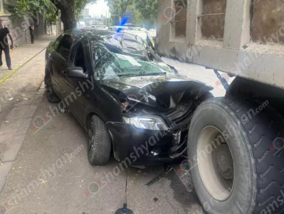 31-ամյա վարորդը «Lada»-ով Մյասնիկյան պողոտայում մխրճվել է կայանված բեռնատարի հետնամասի մեջ. կա 5 վիրավոր