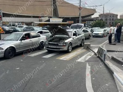 Թիվ 2 երթուղին սպասարկող տրոլեյբուսը բախվել է լուսացույցի լարերին, ինչի հետևանքով այն ընկել է «Opel»-ի վրա
