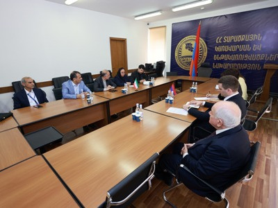 Замминистра территориального управления и инфраструктур РА принял посла Ирана
