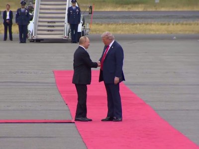 Президенты США и РФ синхронно спустились с самолетов и на машине Трампа отправились на переговоры