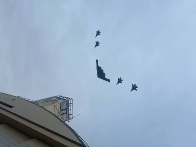 На встрече Трампа и Путина на аэродроме над их головами пролетели F-35 и B-2