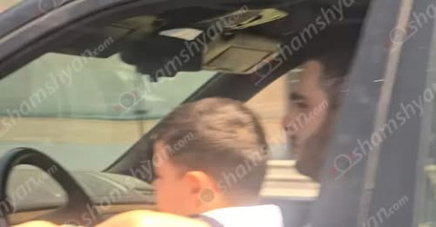 Երևանում Mercedes-ի վարորդը երթևեկել է առանց ամրակապվելու, երեխան՝ գրկին