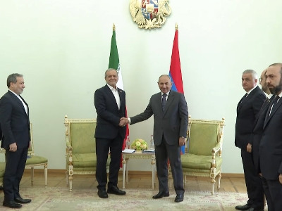 Armenia premier, Iran president hold narrow-format meeting (VIDEO)